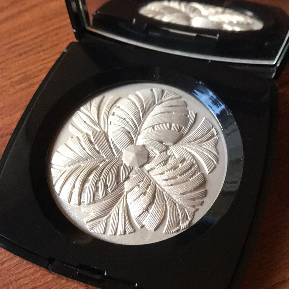 CHANEL CAMÉLIA DE PLUMES HIGHLIGHTING POWDER. New!
